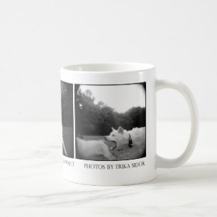 Hunden parkerar muggen kaffemugg