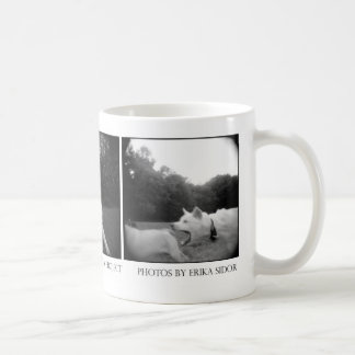 Hunden parkerar muggen kaffemugg