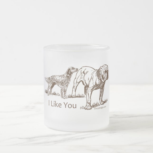 Hunden sniffar ändan frostad glasmugg (Center)