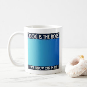Hunden styr huset. Hunden är chef. Boss Hund! Kaffemugg