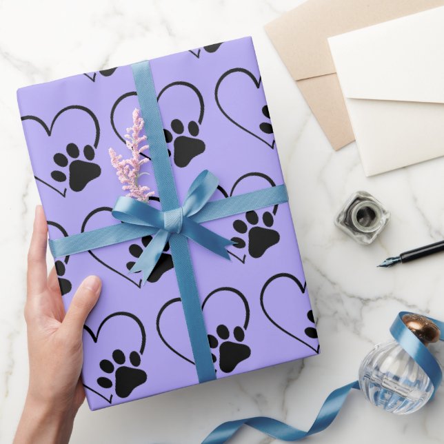 Hundens tassavtryck och hjärta på lila presentpapper (Gifting)