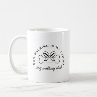 Hundpromenadsklubb tjej gå estetisk kaffemugg
