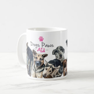 Hundtassar bistår muggen kaffemugg