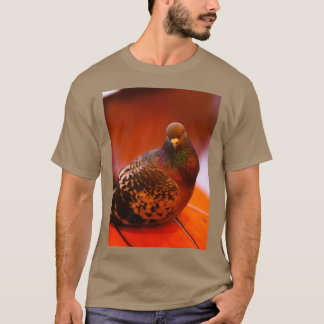 HUNGRIGT VÄNTANDE AV PIGEON-FÅGLAR PÅ ETT MATAT dj T Shirt