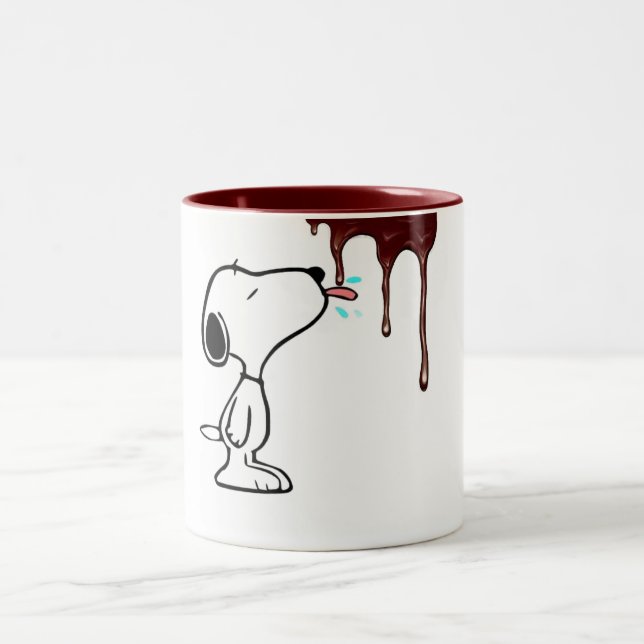 "Hungry Dog & Dripping Chocolate Fun Mug" Två-Tonad Mugg (Center)