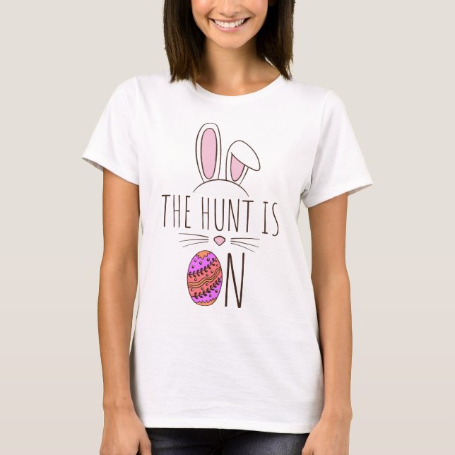 Hunt är på Påskägg Hunt Bunny Cute Adwillant T Shirt (Framsida)