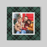 Hunter Grönt Tartan Play Mönster julfoto Canvastryck<br><div class="desc">Den här festliga, pläterade helgdag i julmuggen har ett anpassningsbar fyrkantigt fotutrymme i familjen som är inramat av en klassisk men modern jägare/gräs-grönt och en svart skotsk tartanbakgrund. Det finns ett alternativ för att ändra gröntens bakgrund färg så att den stämmer överens med dekorn. Fototips: skörd fotot till fyrkantig form...</div>