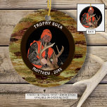 Hunter TROPHY BUCK Camouflage Photo Commemorative Julgransprydnad Keramik<br><div class="desc">Minneshögtidlighålla en jägares TROPHY BUCK i år med en minnesvärd, dekorativ personlig med ett eller två foton och anpassningsbarnas titel och text med en kamouflage-design på framsidan och ett fullt-utfallsfoto på baksidan. PHOTO TIP: Välj ett foto med subjekt i mitten och/eller före skörd till kvadratisk form FÖRE uppladdning. Kontakta designern...</div>