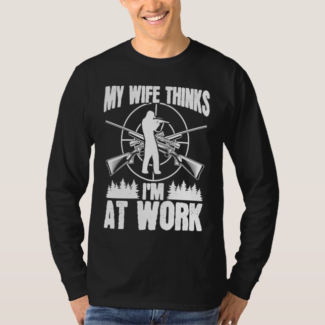 Hunter Wife thinks Im at work Deer Hunting Essenti T Shirt (Framsida)