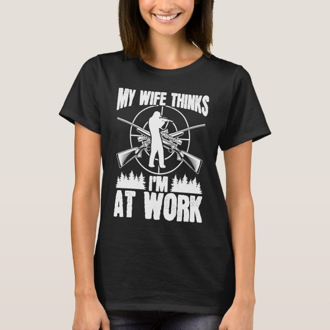Hunter Wife thinks Im at work Deer Hunting Essenti T Shirt (Framsida)