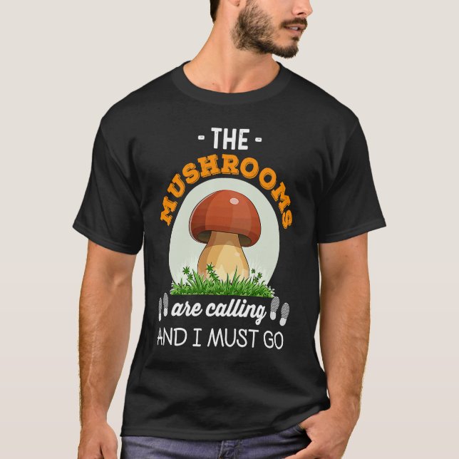 Hunting Love The Mushrooms Are Calling And I Must  T Shirt (Framsida)