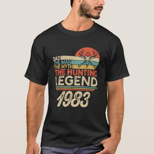 Hunting Myth Legend Man Pappa föddes 1983 via T Shirt (Framsida)