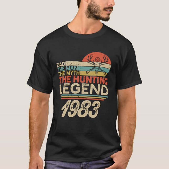 Hunting Myth Legend Man Pappa föddes 1983 via T Shirt (Framsida)