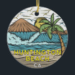 Huntington Beach California Vintage Julgransprydnad Keramik<br><div class="desc">Huntington Beach hand plockade illustrerar med bergen och oceanen vågar i bakgrunden. Perfekt för alla som kärlek att besöka Huntington Beach.</div>