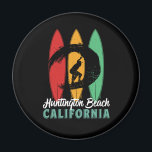 Huntington Beach California Vintage Retro Surfing Magnet<br><div class="desc">Vintagens ritbordsdesign för surfare som surfar i kärlek och rider över havet vinkart. Coola sommar helgdag, påsklov varor för dem som njuter av hett sol, tropiskt väder, solbadning under handflatan träd. Grunge och misströstan till bäran medan du njuter av stranden party och sjunger runt brasan. Underbar souvenir, julklapp och födelsedagspresent...</div>