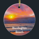 Huntington Beach Helgdag Ornament<br><div class="desc">Huntington Beach i Orange County är en av de mest populära stränderna i södra Kalifornien. Stranden är mycket lång och vid med spektakulära solnedgångar. En populär ställe för alla sak-fyrar.</div>