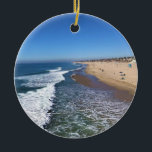 Huntington Beach, Kalifornien Julgransprydnad Keramik<br><div class="desc">En vacker syn på havet från Huntington Beach Pier i Huntington Beach,  Kalifornien. Inför norr kan man se många surfare som väntar på att få sin nästa våg,  och många människor njuter av stranden. Huntington Beach heter Surfa City USA av en anledning! Foto taget i november 2022.</div>