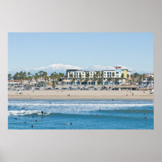 Huntington Beach och Snö-socklade berg Poster