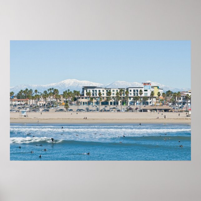 Huntington Beach och Snö-socklade berg Poster (Framsidan)