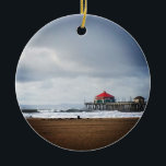 Huntington Beach Pier, CA Julgransprydnad Keramik<br><div class="desc">En stormig vintermorgon i Huntington Beach,  Södra Kalifornien. Se Ruby's Middag i änden av piren,  Catalinas skugga i avstånd och stora vågar som gör detta till en populär surfplats.</div>