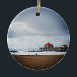Huntington Beach Pier, CA Julgransprydnad Keramik<br><div class="desc">En stormig vintermorgon i Huntington Beach,  södra Kalifornien. Utsikt över Ruby's Diner i slutet av piren,  skuggan av Catalina Island i fjärran och stora vågor som gör detta till en populär surfplats.</div>