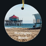 Huntington Beach Pier Helgdag Ornament<br><div class="desc">Huntington Beach i Orange County är en av de mest populära stränderna i södra Kalifornien. Kallas även "Surfa City". Här har vi Huntington Beach Pier på ena sidan och ett foto från piren tittar på stranden med berg med snö i avstånd.</div>