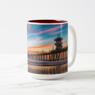 Huntington Beach Pier vid solnedgången Två-Tonad Mugg