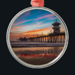Huntington Beach Pier vid sunset Julgransprydnad Metall<br><div class="desc">Huntington Beach Pier vid sunset</div>