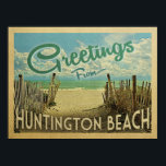 Huntington Beach Vintage resor Poster<br><div class="desc">I Hälsning från Huntington Beach-vintagens vykort finns en sandstrand med en vacker turkoshav vatten och över havet,  ett blå himmel med gigantiska vita moln. I vintage resor stil.</div>