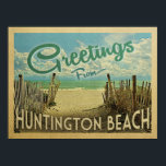 Huntington Beach Vintage resor Poster<br><div class="desc">I Hälsning från Huntington Beach-vintagens vykort finns en sandstrand med en vacker turkoshav vatten och över havet,  ett blå himmel med gigantiska vita moln. I vintage resor stil.</div>