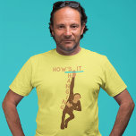 Hur påverkar det Cute Monkey-grafik? T Shirt<br><div class="desc">En apa som hänger från pub följer med slagordet HOW'S IT HANGING på den här grafiktestet. Apan är i brun och mörk än,  med koordinerande bokstäver i mörk tan.</div>