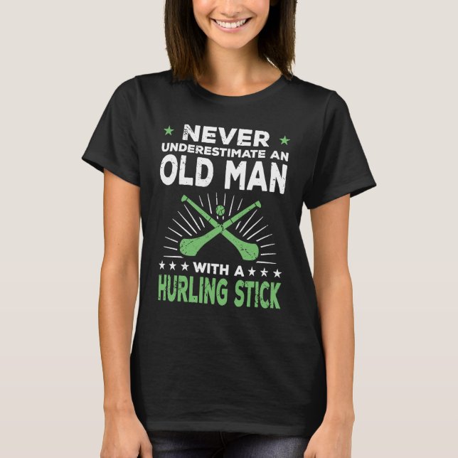 Hurling Player som säger gammal man T Shirt (Framsida)