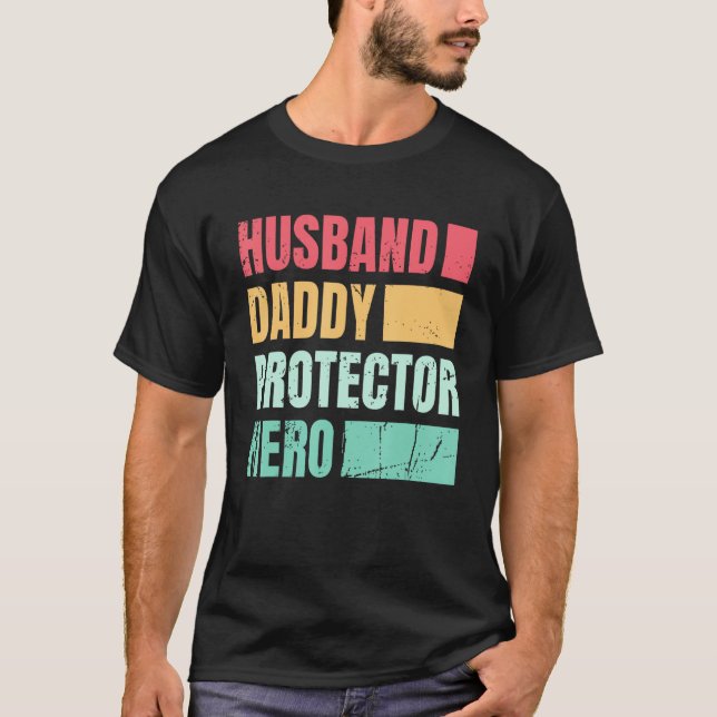 Husband Daddy Protector Hero_1 T Shirt (Framsida)