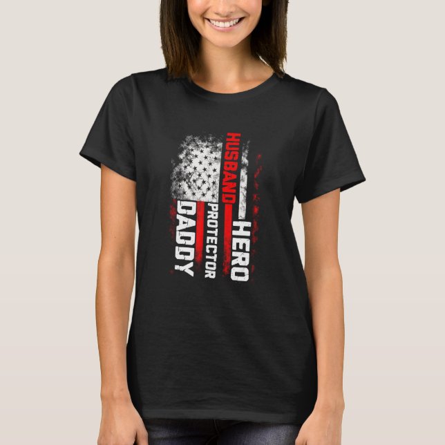 Husband Daddy Protector Hero American Flag Indepen T Shirt (Framsida)