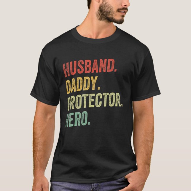 Husband Daddy Protector Hero Best Dad Fathers Day_ T Shirt (Framsida)