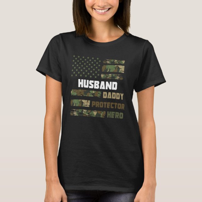 Husband Daddy Protector Hero Father s Day Dad Amer T Shirt (Framsida)