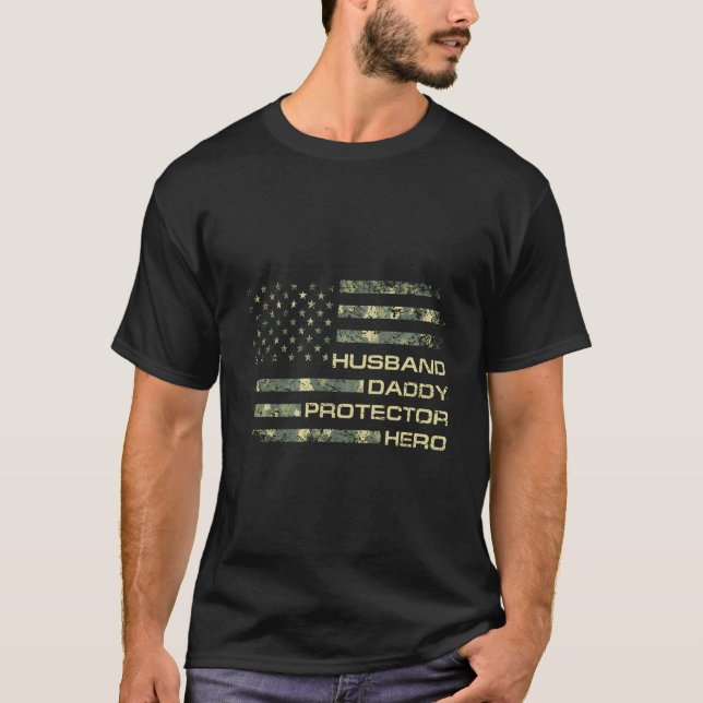 Husband Daddy Protector Hero Fathers Day Camo Amer T Shirt (Framsida)