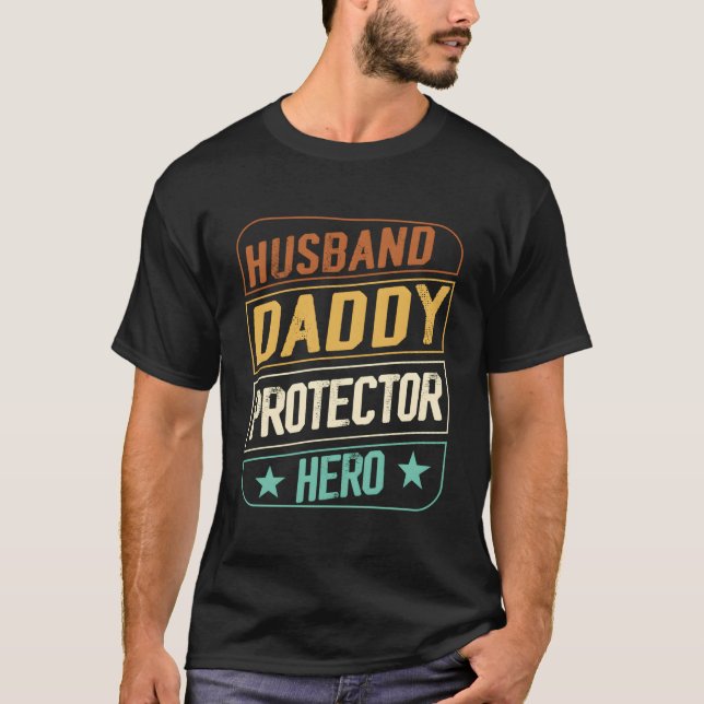Husband Daddy Protector Hero Fathers Day Camo Amer T Shirt (Framsida)