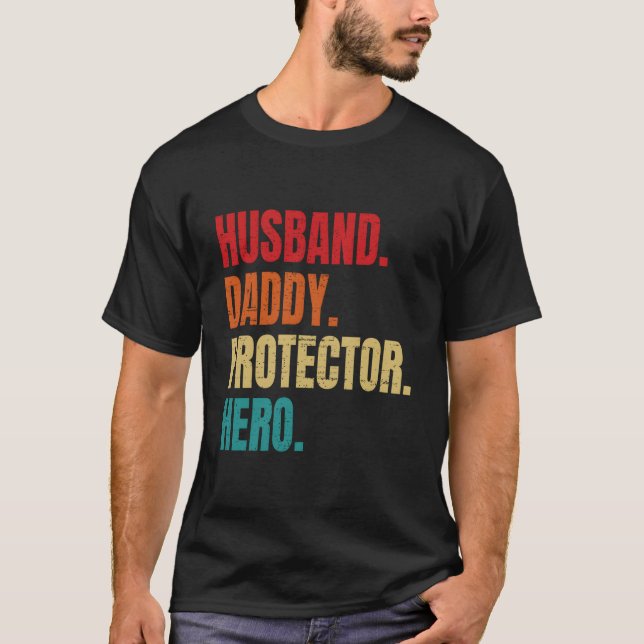 Husband Daddy Protector Hero Fathers Day Husband T Shirt (Framsida)