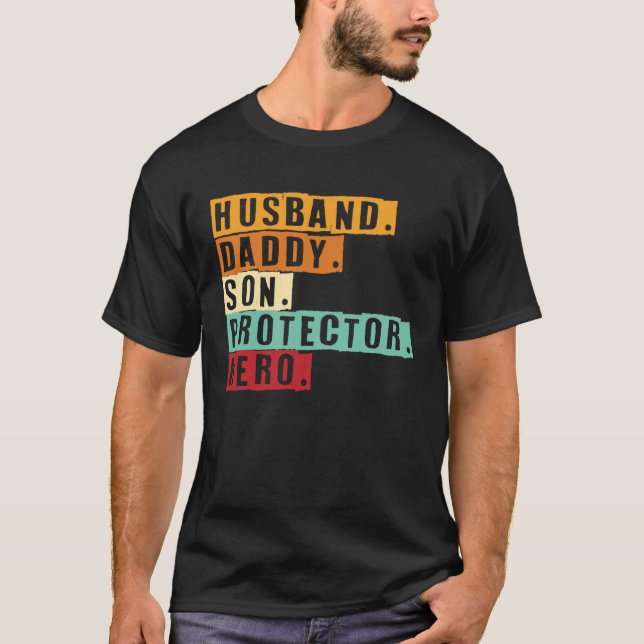Husband Daddy Son Protector Hero World Bester Papa T Shirt (Framsida)