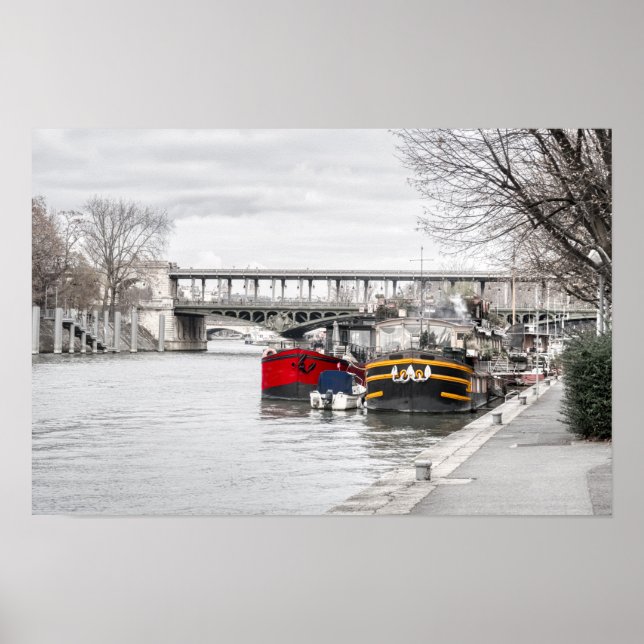 Husbåtar förtöjda nära Pont Bir-Hakeim - Paris Poster (Framsidan)