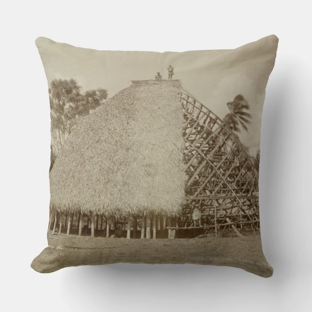 Husbyggnad i Samoa, c.1875 (sepia foto) Kudde (Framsida)