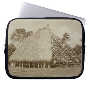 Husbyggnad i Samoa, c.1875 (sepiafotoet) Laptop Sleeve