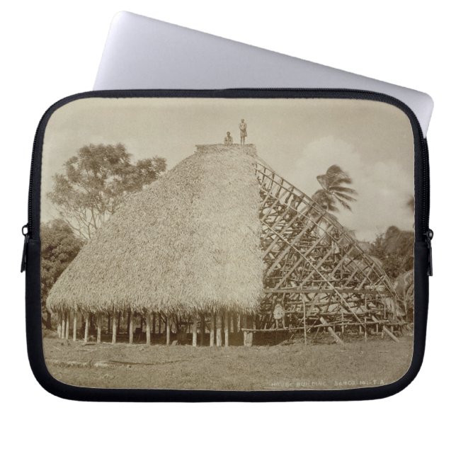 Husbyggnad i Samoa, c.1875 (sepiafotoet) Laptop Sleeve (Framsidan)