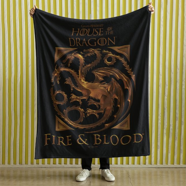 HUSET DRAGON | Hus Targaryen Sigill Fleecefilt (Person holding up blanket)