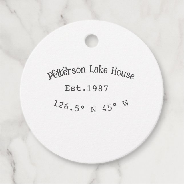 Huset i sjö. Datumårskoordinater lägga till anpass Gåvor Etiketter (Framsida)