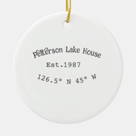 Huset i sjö. Datumårskoordinater lägga till anpass Julgransprydnad Keramik