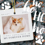 Husets första jul i den moderna Chicen för hemmet Julgransprydnad Keramik<br><div class="desc">Design består av modern chic-typografi med sans serif- och serif-teckensnitt. Lägg till ett foto med anpassningsbar av adopterat sällskapsdjur och år.</div>