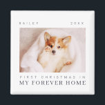 Husets första jul i den moderna Chicen för hemmet Magnet<br><div class="desc">Design består av modern chic-typografi med sans serif- och serif-teckensnitt. Lägg till ett foto med anpassningsbar av adopterat sällskapsdjur och år.</div>