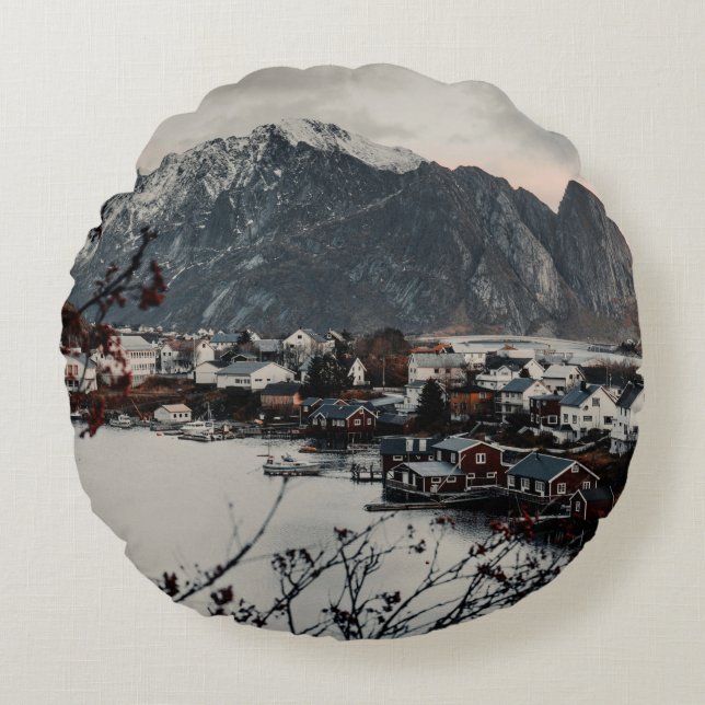 HUSHÅLL NÄRA MOUNTAIN OCH SJÖ RUND KUDDE (Framsidan)